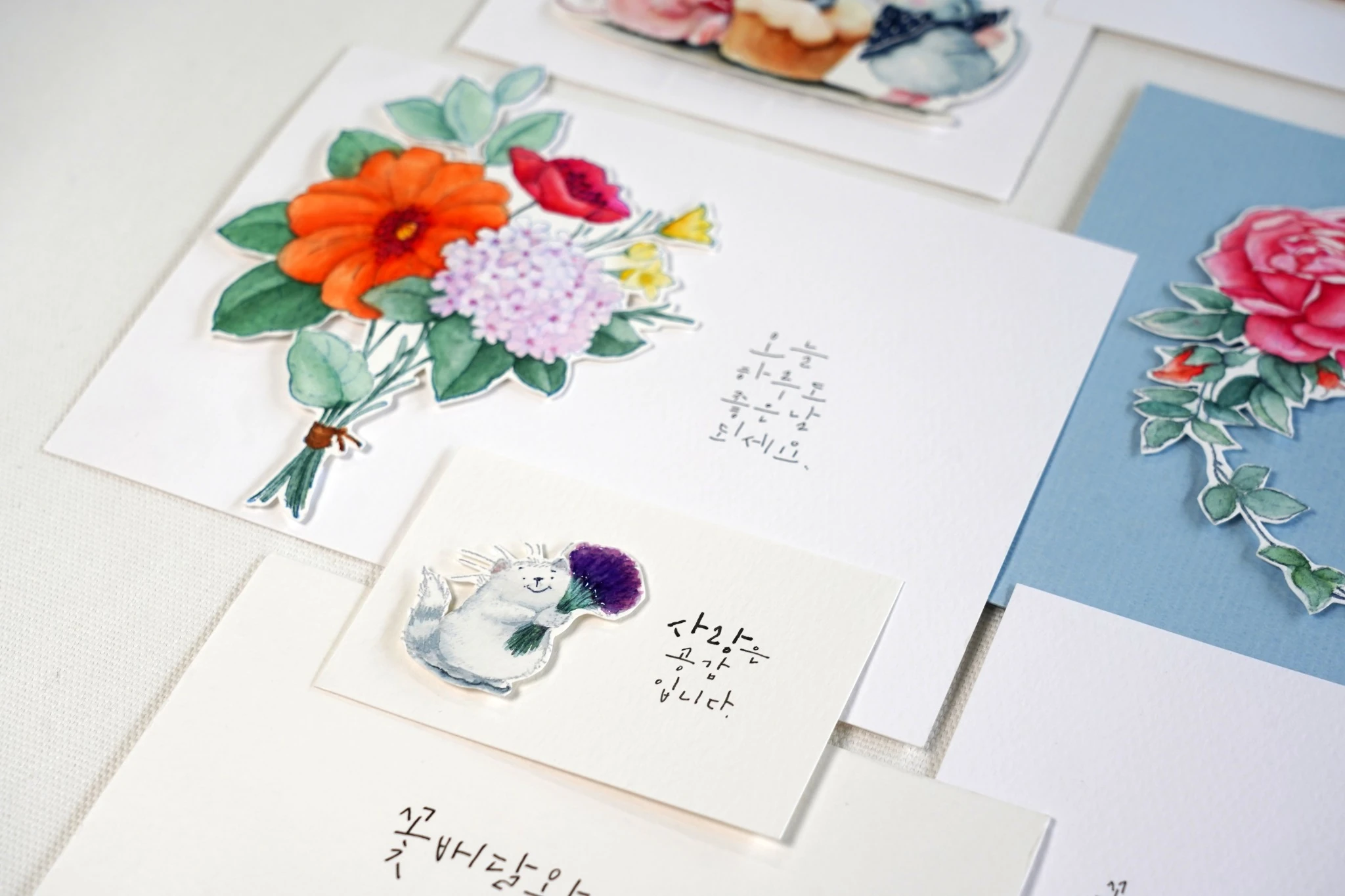수채 꽃과 손글씨 카드가 어우러진 캘리그라피 작품 사진