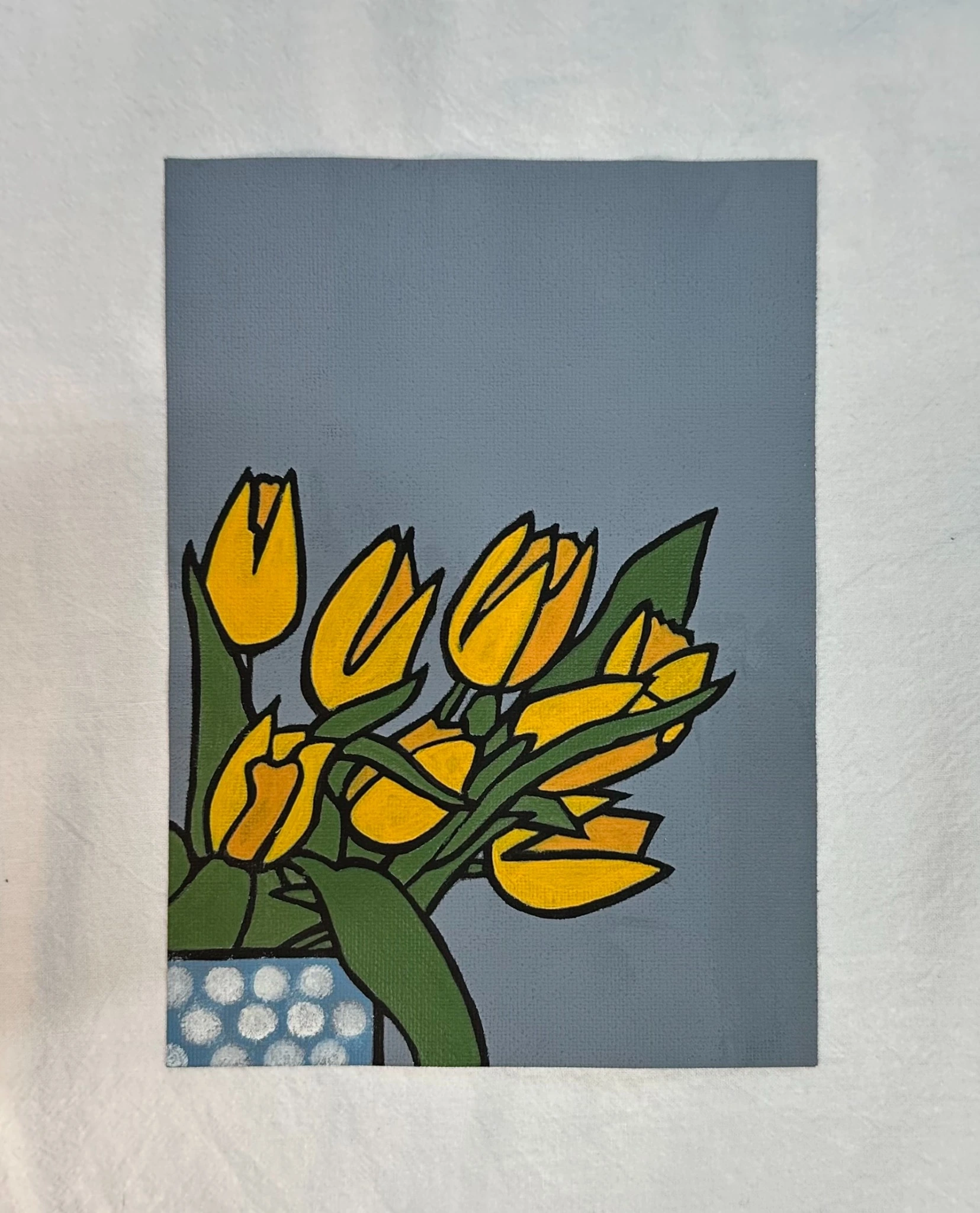 회색 배경에 노란 튤립을 굵은 선으로 표현한 팝아트 꽃 그림