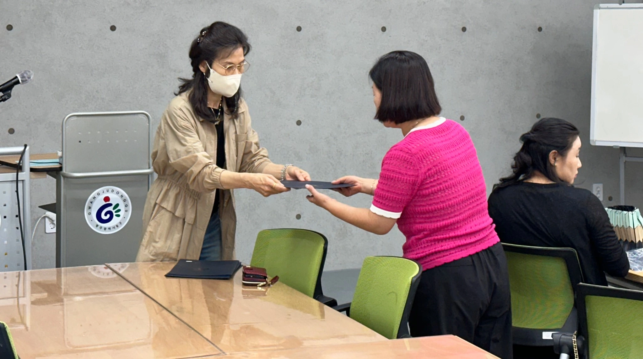 자격증 교육과정에서 수료증을 전달하는 모습